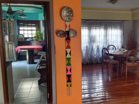 CASA AMERICANA EN EXCELENTE UBICACION