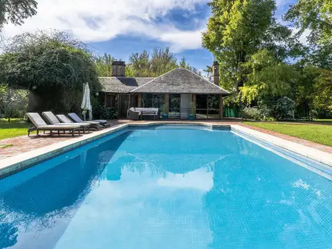 Casa 9 ambientes con 5 baños