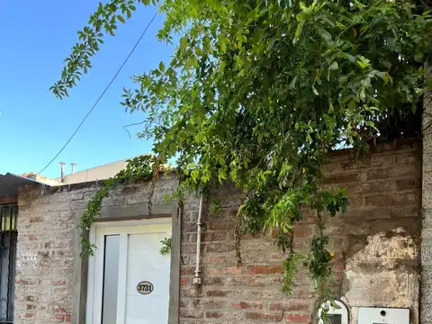 CASA 2D Y PATIO SECO (5x4m) CRESPO 3700 - Bº ROMA