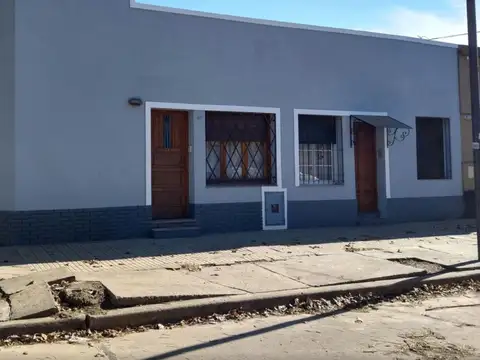 CASA CENTRICA - 2 DORM.  - 1 BAÑO - LOTE 197 M2. Y MONOAMBIENTE INDEPENDIENTE - LOBOS