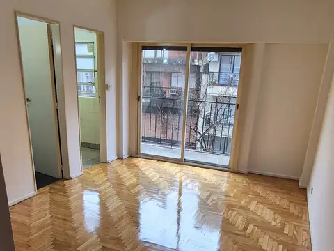 Departamento en alquiler de 1 ambiente al frente muy luminoso muy buen estado. Cocina independiente piso parquet.  Balcon al frente