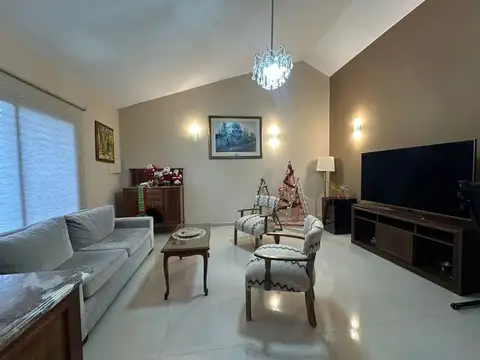 CASA DE CATEGORIA 5 DORMITORIOS EN JUNIN