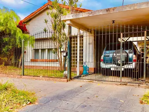 Chalet 4 ambientes /3 baños con salida a dos calles.