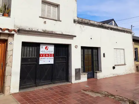 CASA - 2 dormitorios - Garage - Muy Buena Ubicación - posiblidad de construir 2da planta.