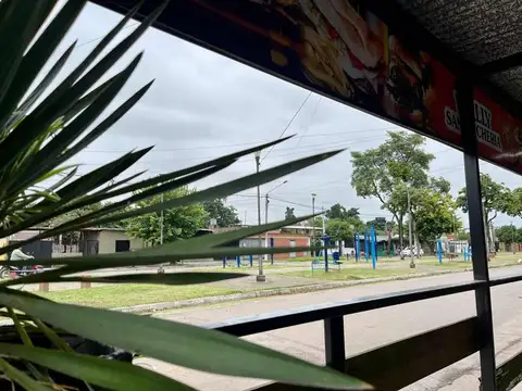 SE VENDE CASA CON LOCALES COMERCIALES