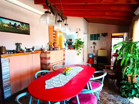 Casa 4 ambientes con 2 baños