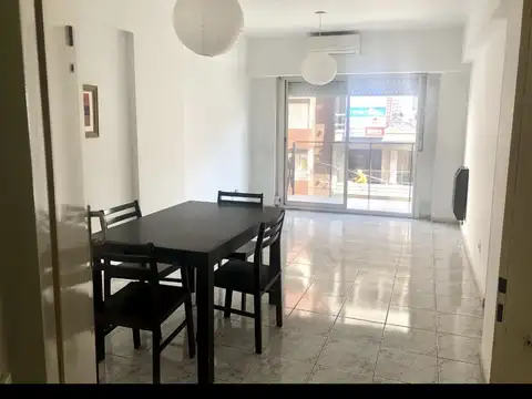 Palermo 2 hermosos ambientes. Todo Frente, Living a balcón corrido. Lavadero externo.Cocina amplia c/muebles bajo y sobre mesada. AA frio calor. Dos deptos por piso. A 1 cuadra Uni. Palermo.Baño Compto. BAJAS EXPENSAS. Dormitorio c/piso flotante.