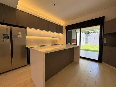 Exclusivo Triplex 5 Ambientes · Cochera Doble · Jardín y Galería