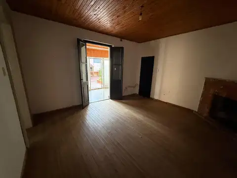 Casa apta profesional con local y frente de 14 x 17