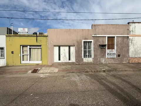 Casa apta profesional con local y frente de 14 x 17