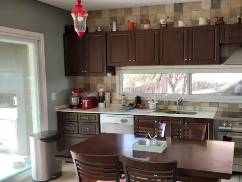 Casa 6 ambientes con 2 baños