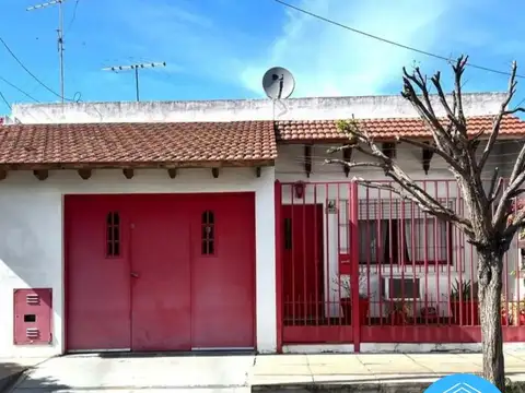 VENTA / CASA EN LOTE PROPIO CON AMPLIO FONDO PARQUIZADO