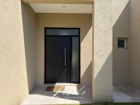 Casa en Venta con 2 cocheras