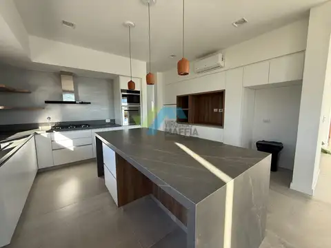 Casa en Alquiler con 2 cocheras
