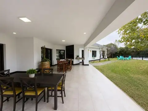 Casa en Venta con 4 cocheras
