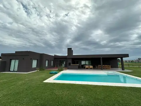 Excelente Casa en Venta Medal country Club Pilar s/uno de los mejores lotes al golf de Medal