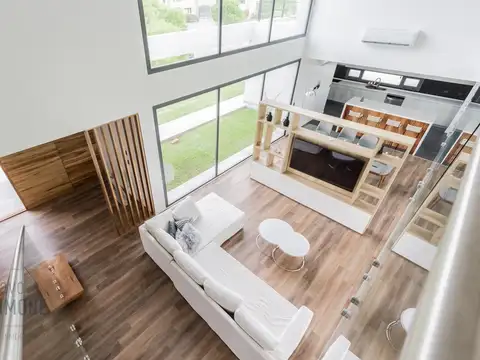 Casa en Venta con 4 cocheras