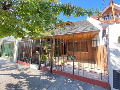Casa 5 ambientes con salón de usos múltiples y jardín. APTA CREDITO. ESCUCHA OFERTA