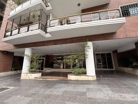 Semi piso de 4 ambientes con cochera en venta en Flores