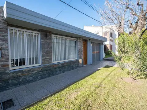SE VENDE CASA A METROS DEL PARQUE FEDERAL