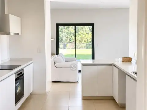 Casa en Alquiler con 2 cocheras