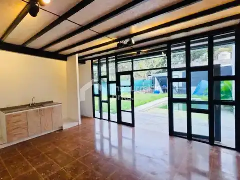 Casa en Alquiler con 1 cochera