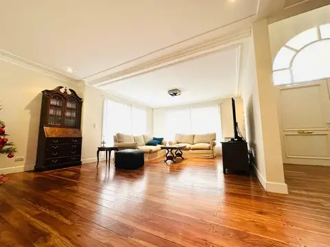 Casa en Venta con 4 cocheras