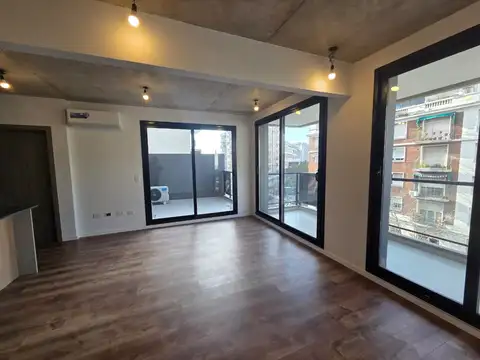 2 AMBIENTES Y MEDIO AL FRENTE CON DOBLE BALCON