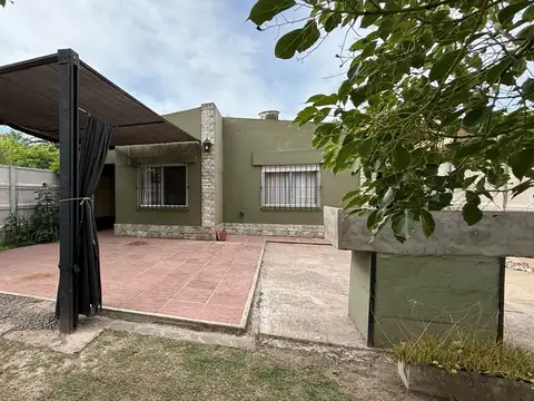 Hermosa casa con un jardín encantador lleno de verde donde los momentos se vuelven inolvidables