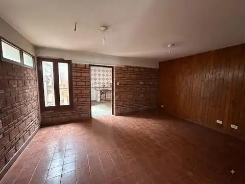 Casa 6 ambientes con 2 baños