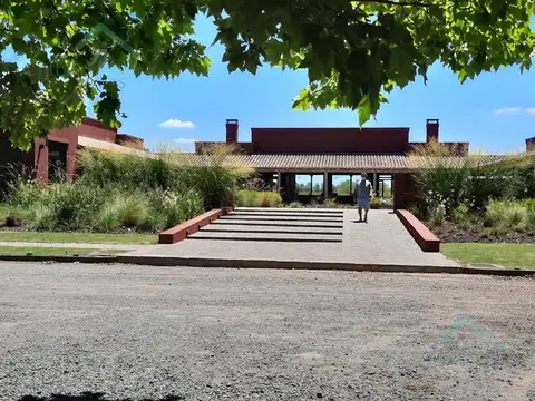 Chacra La Primavera Golf, Carlos Keen,  Lujan al 100