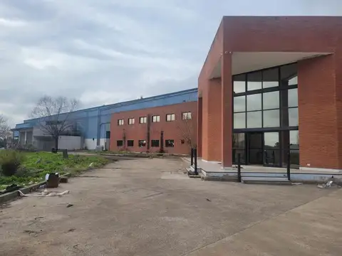 Planta Industrial de 9800m sobre 3,2 Has de terreno dentro d