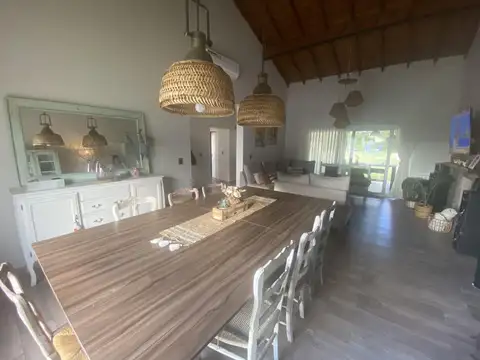 Casa en Alquiler con 2 cocheras