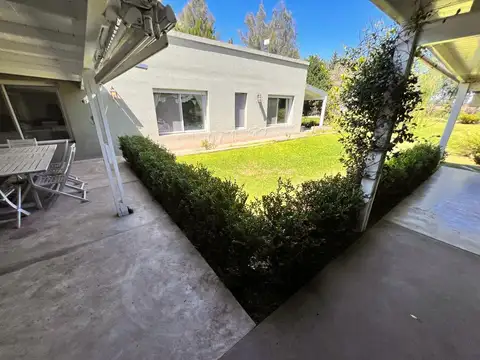 Casa en Alquiler con 4 cocheras