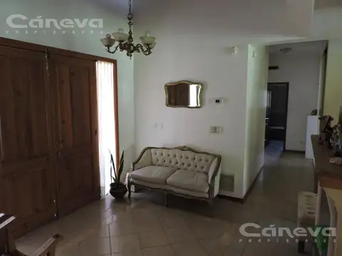 Casa en Alquiler con 3 cocheras