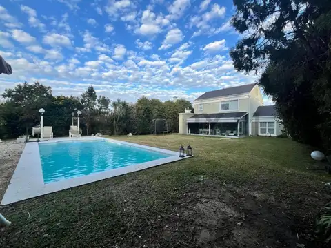 Casa en Venta en Abril Club De Campo, USD 850.000