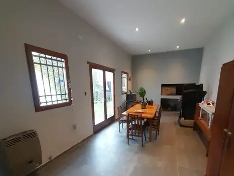 Casa en venta de 3 dormitorios c/ cochera en La Plata.