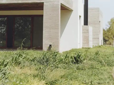 Casa 8 ambientes con 3 baños