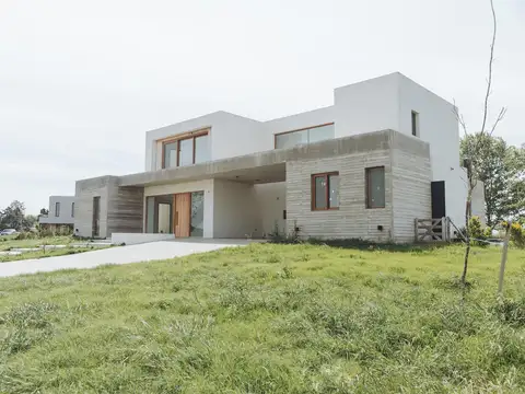 Espectacular Casa de 4 Habitaciones Frente a La Cancha de Polo en Pilara!