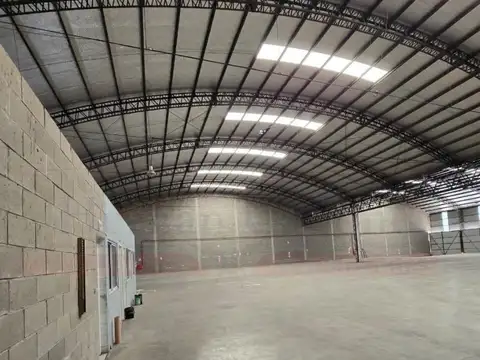 EXCELENTE NAVE DE 1900 M² EN EL PARQUE INDUSTRIAL DE MORÓN
