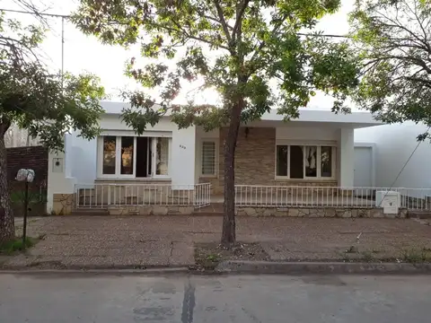 Venta Casa Centrica.Calidad Construcc.Amplias Comodidades.