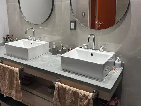 Casa 9 ambientes con 2 baños