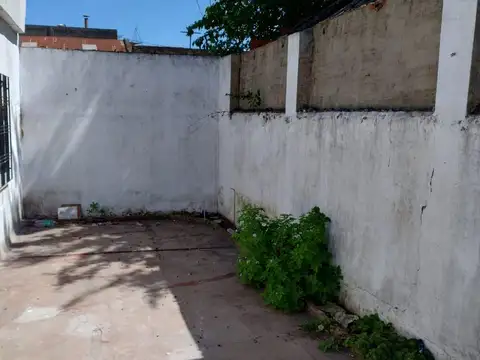 PH POR PASILLO :: 3 AMBIENTES AMPLIOS :: CON PATIO ::