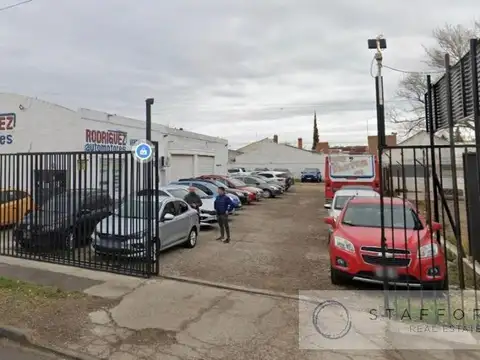 AV. Hipolito Yrigoyen  al 1300