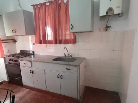 DPTO EN ALQUILER 2 AMB. CASEROS 810, BERNAL.