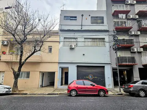 Excelente planta en tres niveles. Mas de 900 mts. Entrada camiones bajo porte. Trifasica.