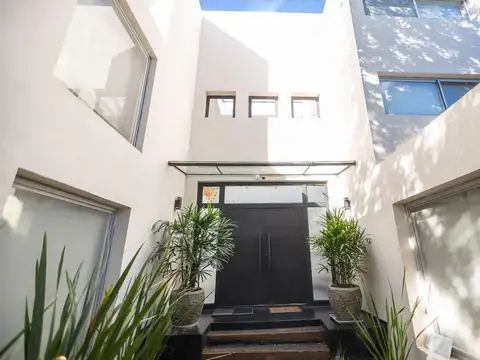 Casa moderna con jardín, piscina y cochera – Lomas de Núñez