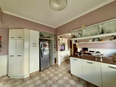 Casa 8 ambientes con 3 baños