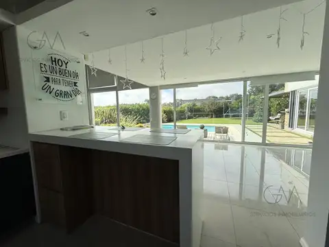 Casa en Alquiler con 2 cocheras