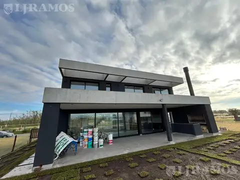 Casa 5 ambientes con 4 baños
